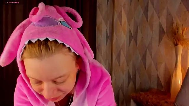 Snapshot of Michelle_Blond chatting on May 18, 1:02 am Michelle Blond online show from May 18, 1:02 am