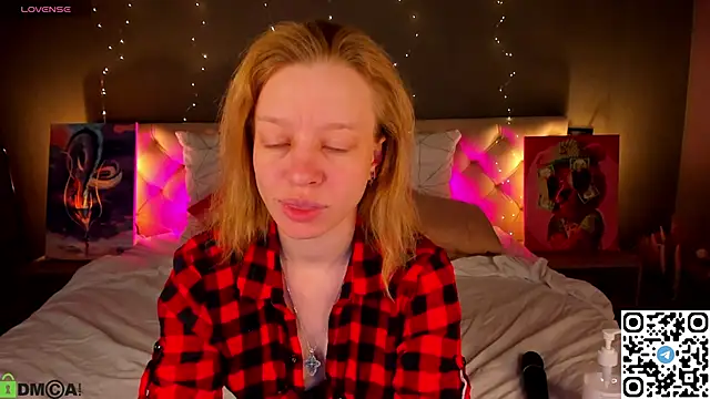 Snapshot of Michelle_Blond chatting on May 19, 1:56 am Michelle Blond online show from May 19, 1:56 am