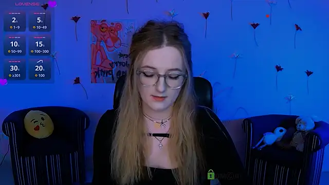luna berryy online show from April 22, 7:15 pm