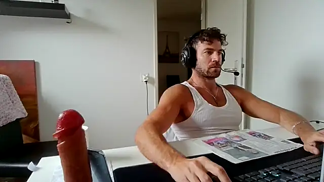 Snapshot of alpha-hunk chatting on May 11, 9:15 am alpha-hunk online show from May 11, 9:15 am