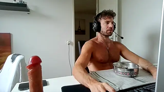 Snapshot of alpha-hunk chatting on May 15, 10:00 am alpha-hunk online show from May 15, 10:00 am