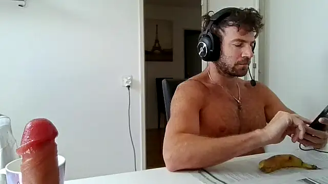 Snapshot of alpha-hunk chatting on May 16, 8:22 am alpha-hunk online show from May 16, 8:22 am