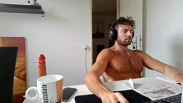 Snapshot of alpha-hunk chatting on May 19, 8:31 am alpha-hunk online show from May 19, 8:31 am