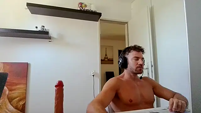 Snapshot of alpha-hunk chatting on May 23, 9:35 am alpha-hunk online show from May 23, 9:35 am
