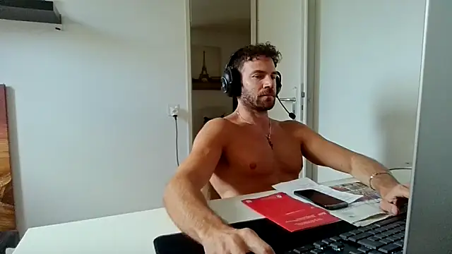 Snapshot of alpha-hunk chatting on June 6, 9:36 am alpha-hunk online show from June 6, 9:36 am