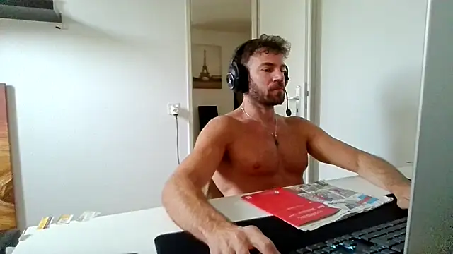 Snapshot of alpha-hunk chatting on June 9, 9:10 am alpha-hunk online show from June 9, 9:10 am