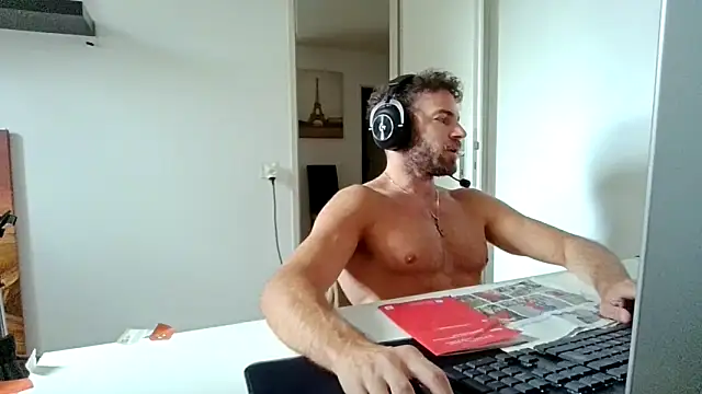 Snapshot of alpha-hunk chatting on June 11, 8:34 am alpha-hunk online show from June 11, 8:34 am