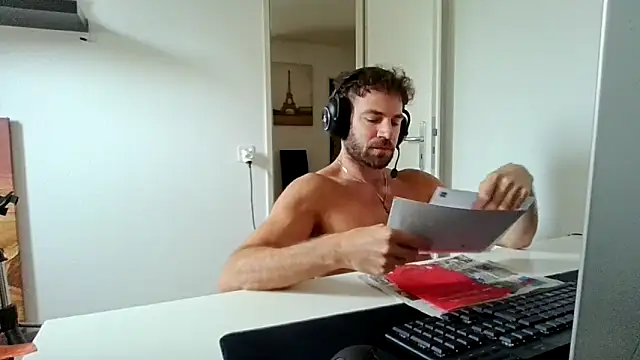Snapshot of alpha-hunk chatting on June 12, 10:03 am alpha-hunk online show from June 12, 10:03 am