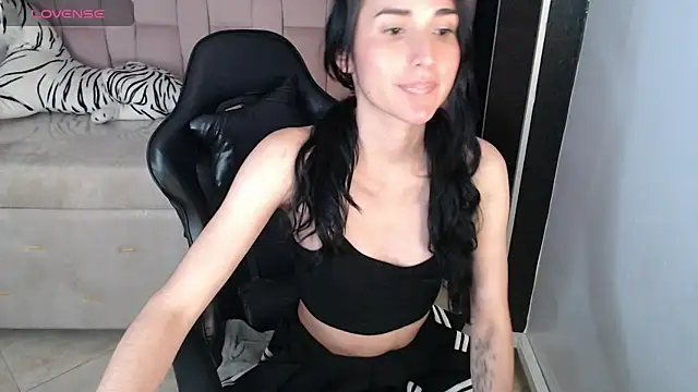 Snapshot of jesi_daniels_b chatting on December 10, 10:47 pm jesi daniels b online show from December 10, 10:47 pm