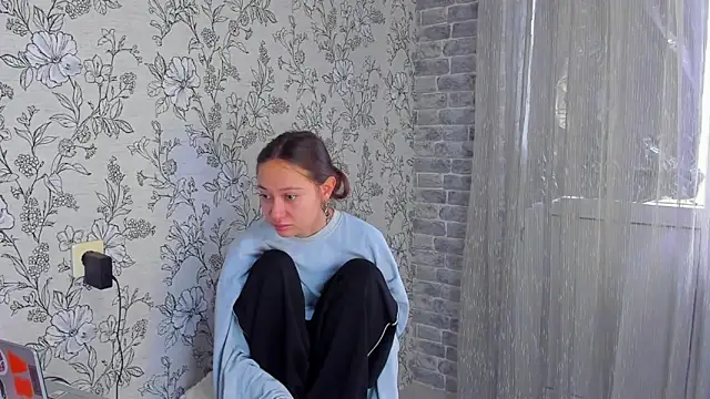 EllaSky xoxo online show from December 14, 8:30 am