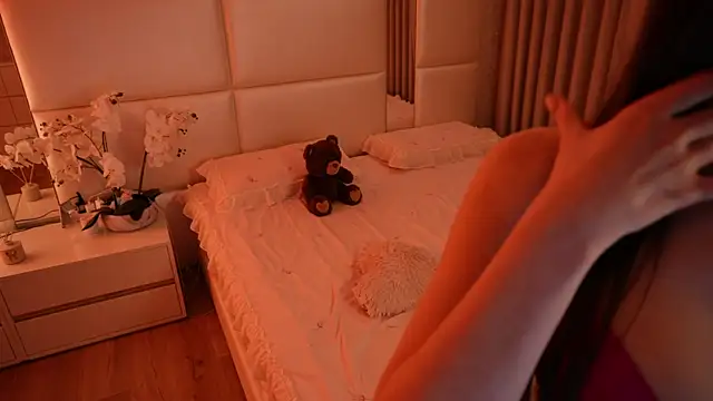 Lilly Colins online show from May 19, 1:56 am