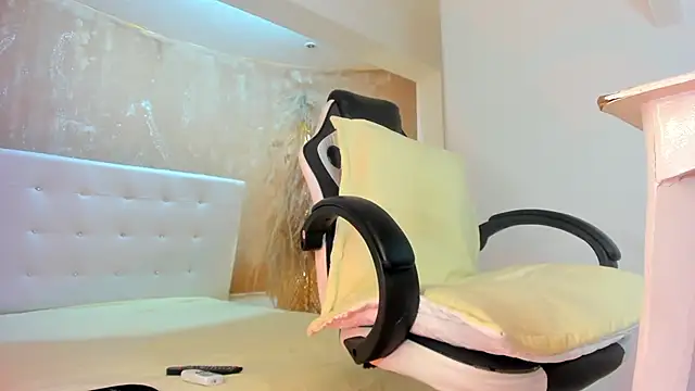 Snapshot of APRILL_FOXX chatting on January 25, 5:07 am APRILL FOXX online show from January 25, 5:07 am