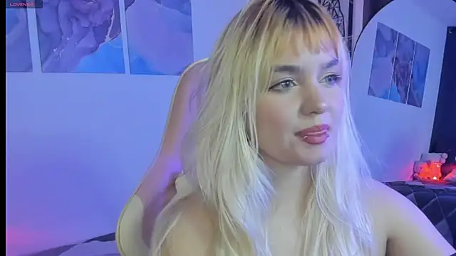 Snapshot of Pretty__zoe chatting on March 12, 12:20 am Pretty zoe online show from March 12, 12:20 am