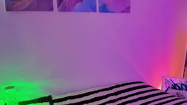 Snapshot of Pretty__zoe chatting on March 18, 8:04 pm Pretty zoe online show from March 18, 8:04 pm