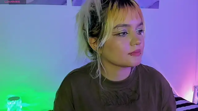 Snapshot of Pretty__zoe chatting on March 18, 11:09 pm Pretty zoe online show from March 18, 11:09 pm