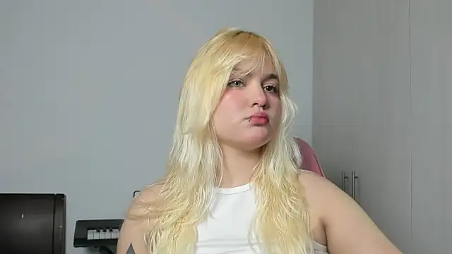 Snapshot of Pretty__zoe chatting on October 1, 5:52 pm Pretty zoe online show from October 1, 5:52 pm