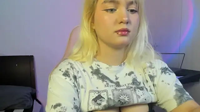 Snapshot of Pretty__zoe chatting on October 4, 6:17 pm Pretty zoe online show from October 4, 6:17 pm