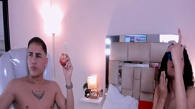 saraandstiven online show from March 8, 3:28 am