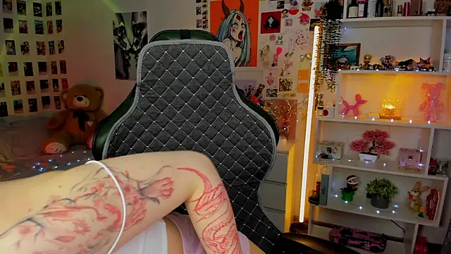 Snapshot of AkiraKatsu chatting on January 18, 11:03 am AkiraKatsu online show from January 18, 11:03 am