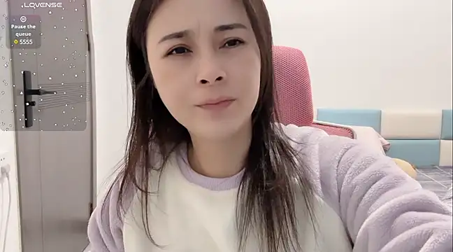 Qwi-V1 online show from December 23, 12:30 pm