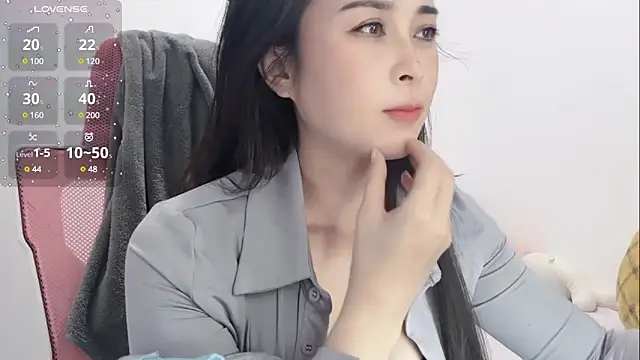 Qwi-V1 online show from January 22, 11:43 pm