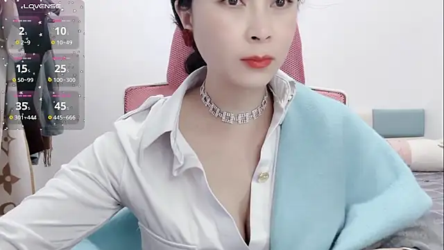 Qwi-V1 online show from February 6, 11:37 pm