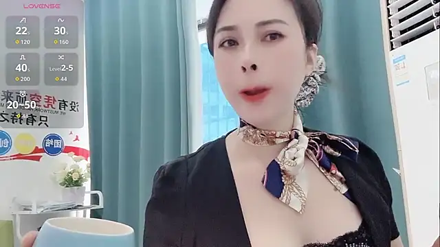 Qwi-V1 online show from October 31, 6:14 am