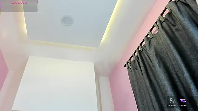 Snapshot of nicolle_pierce chatting on May 4, 1:18 pm nicolle pierce online show from May 4, 1:18 pm