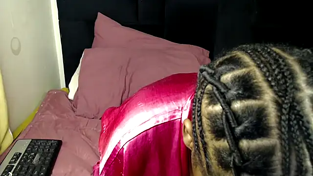 Snapshot of Busty-Londie chatting on November 12, 6:52 pm Busty-Londie online show from November 12, 6:52 pm