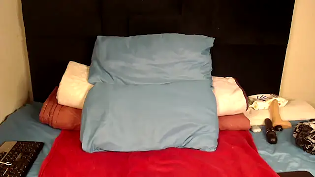 Snapshot of Busty-Londie chatting on November 28, 7:49 pm Busty-Londie online show from November 28, 7:49 pm