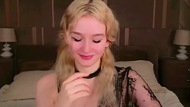 Snapshot of NaomiLoys chatting on February 25, 3:20 am NaomiLoys online show from February 25, 3:20 am