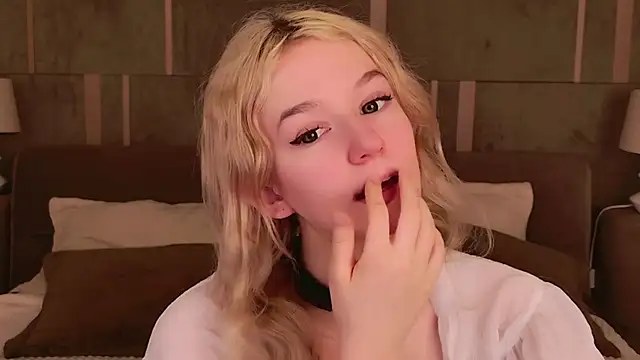 Snapshot of NaomiLoys chatting on March 10, 4:17 am NaomiLoys online show from March 10, 4:17 am