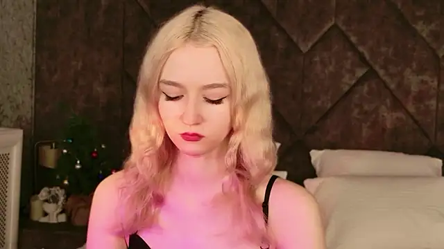 Snapshot of NaomiLoys chatting on January 10, 11:12 am NaomiLoys online show from January 10, 11:12 am