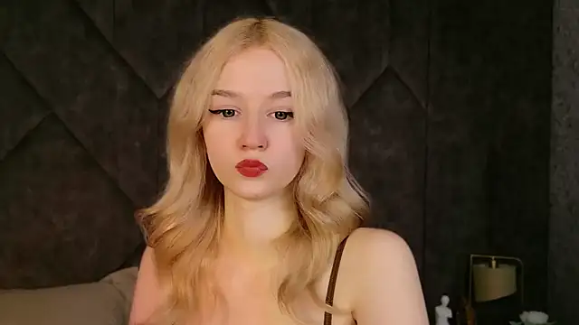 Snapshot of NaomiLoys chatting on February 23, 10:56 am NaomiLoys online show from February 23, 10:56 am