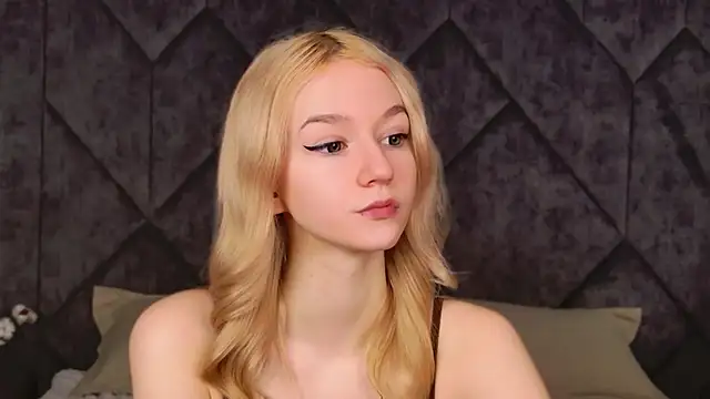 Snapshot of NaomiLoys chatting on March 6, 3:41 pm NaomiLoys online show from March 6, 3:41 pm