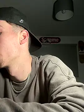 Snapshot of MikesWood21 chatting on December 3, 2:25 am MikesWood21 online show from December 3, 2:25 am