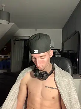 Snapshot of MikesWood21 chatting on December 5, 4:42 am MikesWood21 online show from December 5, 4:42 am