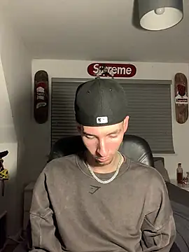 Snapshot of MikesWood21 chatting on December 6, 3:30 am MikesWood21 online show from December 6, 3:30 am