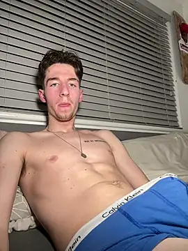 Snapshot of MikesWood21 chatting on February 17, 1:36 am MikesWood21 online show from February 17, 1:36 am