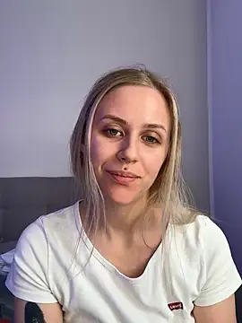 lunawolf21 online show from February 19, 7:28 am