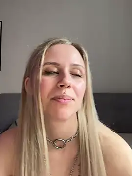 lunawolf21 online show from February 24, 7:00 am