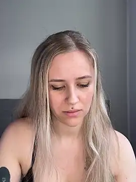 lunawolf21 online show from February 28, 7:05 am