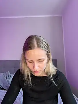 lunawolf21 online show from March 11, 7:15 am