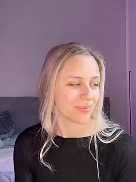 lunawolf21 online show from March 12, 7:35 am