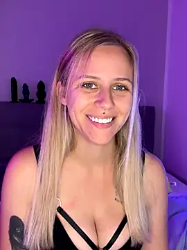 lunawolf21 online show from September 23, 6:38 am