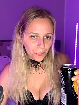 lunawolf21 online show from September 29, 6:35 pm