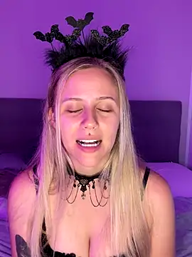 lunawolf21 online show from October 10, 6:45 am