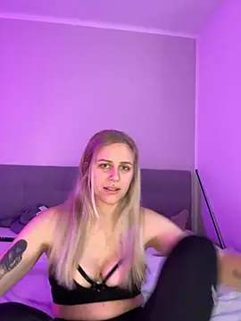 lunawolf21 online show from November 13, 7:40 am