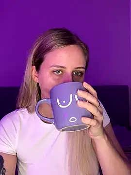 lunawolf21 online show from December 16, 7:35 am