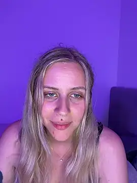 Snapshot of lunawolf21 chatting on June 4, 8:15 pm lunawolf21 online show from June 4, 8:15 pm